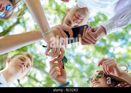 Gruppe Junge Hipsters mit Gadget Hand Flares Stockfoto