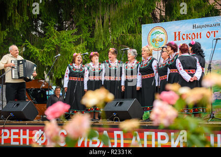 Gruppe von Frauen in der traditionellen bulgarischen Volkstrachten - singen ein Lied zu einem Musikfestival in der kleinen Stadt Apriltsi, Bulgarien. Stockfoto