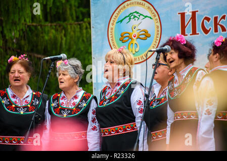 Gruppe von Frauen in der traditionellen bulgarischen Volkstrachten - singen ein Lied zu einem Musikfestival in der kleinen Stadt Apriltsi, Bulgarien. Stockfoto