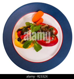 Blick von oben auf die Frische süße Paprika gefüllt mit Pilzen, Reis mit Sesam, grünen und Gemüse. Auf weissem Hintergrund Stockfoto