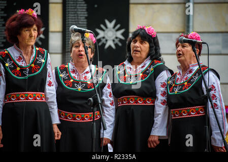 Gruppe von Frauen in der traditionellen bulgarischen Volkstrachten - singen ein Lied zu einem Musikfestival in der kleinen Stadt Apriltsi, Bulgarien. Stockfoto