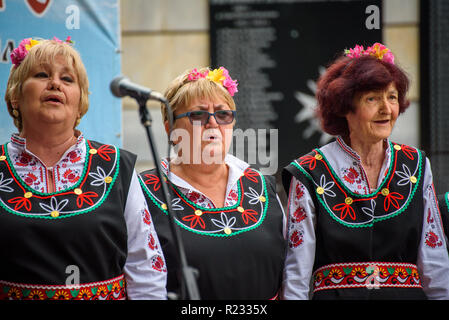 Gruppe von Frauen in der traditionellen bulgarischen Volkstrachten - singen ein Lied zu einem Musikfestival in der kleinen Stadt Apriltsi, Bulgarien. Stockfoto