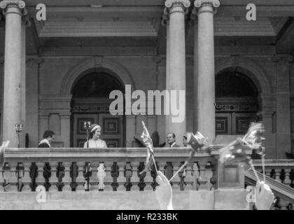 Sydney, Australien, 13. März 1977: Königin Elisabeth Adressen die Masse an eine bürgerliche Rezeption in Sydney Town Hall statt. Die Königin wurde von Prinz Philip begleitet und besucht Sydney als Teil ihrer Silbernen Jubiläum World Tour. Auch die Teilnahme an den Herrn Bürgermeister war von Sydney, Stadtrat Leo Hafen und seine Frau Edith. Foto Stephen Dwyer (im Alter von 17 Jahren) Stockfoto