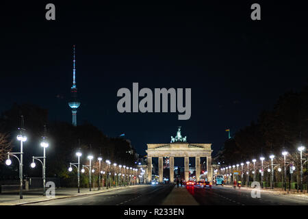 Nightshot von beleuchteten Brandenburger Tor und dem Fernsehturm Berlin Deutschland Stockfoto