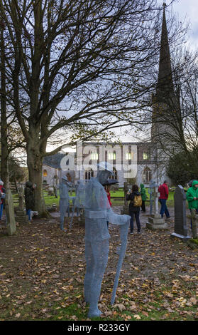 "Geisterhafte" Skulpturen (von der Künstlerin Jackie Lantelli) der Soldaten, die starben im Ersten Weltkrieg neben den Gräbern in Slimbridge Friedhof Stockfoto