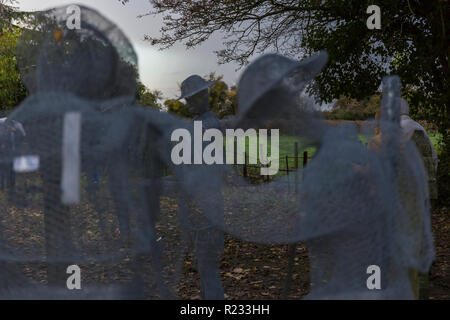 "Geisterhafte" Skulpturen (von der Künstlerin Jackie Lantelli) der Soldaten, die starben im Ersten Weltkrieg neben den Gräbern in Slimbridge Friedhof Stockfoto