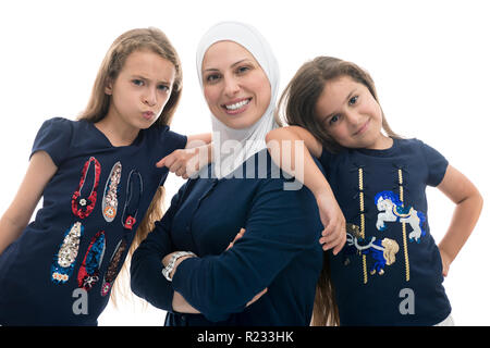 Happy muslimischen Frauen Familie, Mutter und ihre Töchter mit lustigen Pose isoliert auf weißem Hintergrund Stockfoto