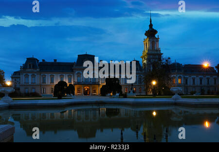 Beleuchtete Schloss Festetics in Keszthely ungarische Stadt bei Nacht Stockfoto