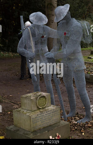 "Geisterhafte" Skulpturen (von der Künstlerin Jackie Lantelli) der Soldaten, die starben im Ersten Weltkrieg neben den Gräbern in Slimbridge Friedhof Stockfoto