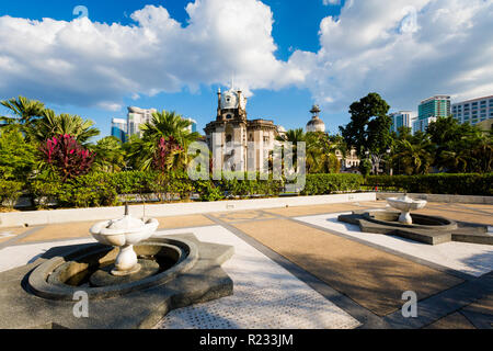 Die schöne Architektur der nationalen Moschee in Kuala Lumpur, der Hauptstadt von Malaysia. Schöne sakrale Gebäude in Südostasien. Stockfoto