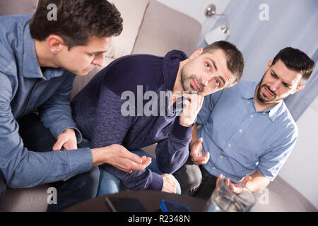 Zwei gestörte Männer, ernstes Gespräch mit ihrem Freund zu Hause Stockfoto