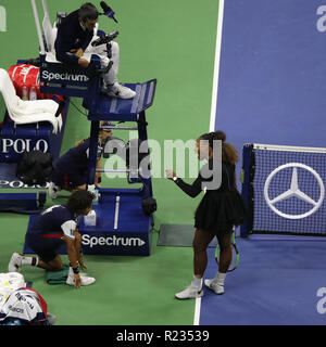 23 Grand-Slam-champion Serena Williams mit Stuhl-schiedsrichter Carlos Ramos während Ihrer 2018 uns letzten offenen Spiel im National Tennis Center argumentiert Stockfoto