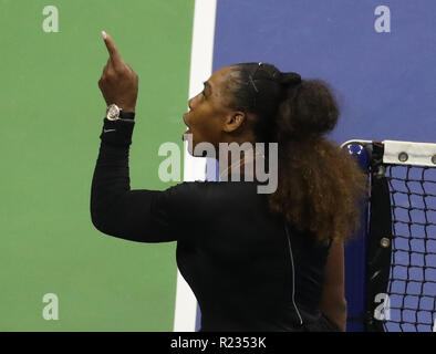 23 Grand-Slam-champion Serena Williams mit Stuhl-schiedsrichter Carlos Ramos während Ihrer 2018 uns letzten offenen Spiel im National Tennis Center argumentiert Stockfoto