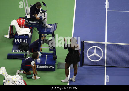 23 Grand-Slam-champion Serena Williams mit Stuhl-schiedsrichter Carlos Ramos während Ihrer 2018 uns letzten offenen Spiel im National Tennis Center argumentiert Stockfoto