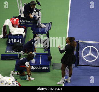 23 Grand-Slam-champion Serena Williams mit Stuhl-schiedsrichter Carlos Ramos während Ihrer 2018 uns letzten offenen Spiel im National Tennis Center argumentiert Stockfoto