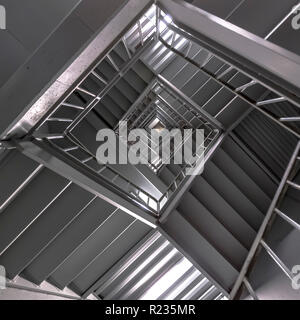Treppe in einem Gebäude durch Leuchten Stockfoto