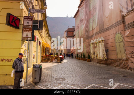 Brasov, Rumänien - 21. Oktober 2018: ruhiger Morgen in Brasov, auf einer der wichtigsten Straßen im historischen Zentrum der Stadt. Stockfoto