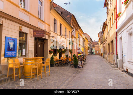 Brasov, Rumänien - 21. Oktober 2018: eine Kunstgalerie und eine Terrasse auf einen ruhigen Morgen, im historischen Zentrum von Brasov. Stockfoto