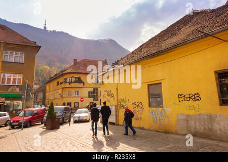 Brasov, Rumänien - 21. Oktober 2018: Perople wandern auf einer der wichtigsten Straßen im historischen Zentrum der Stadt. Die Brasov Stadt Zeichen ist sichtbar auf Stockfoto