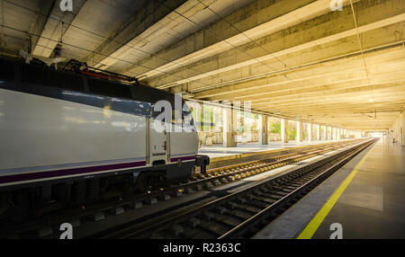 Hohe Drehzahl elektrische Zug im Bahnhof und Plattform niemand, Spanien Stockfoto