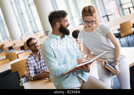 Junge und schöne Studenten studieren in Bibliothek Stockfoto