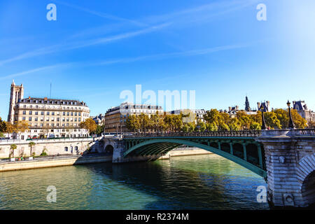 Frankreich, Paris, 5. Oktober, 2018: Blick auf die Brücke am Austausch, der Seine, das Theater der Stadt und der Turm Saint Jacques Stockfoto