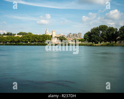 Den Päpstlichen Palast sind zwei touristische Attraktion in der mittelalterlichen Zeit gebaut, in Avignon, Südfrankreich. Die Rhone überqueren Sie die Stadt. Während t Gefilmt Stockfoto