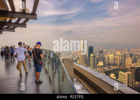 Besucher auf der Oberseite des Menara KL Tower in Kuala Lumpur Stockfoto