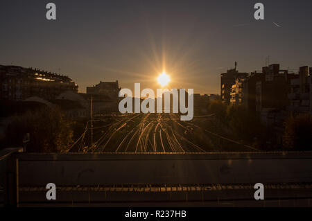 Blick auf die Eisenbahn aus dem Garten des Heiligen Barcelona, Spanien Stockfoto