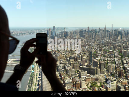 Mann so ein Bilder auf dem Smartphone der New Yorker Stadtbild. Ansicht von oben auf New York. Stockfoto