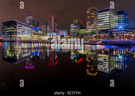 Salford Quays Media City bei Nacht. Stockfoto