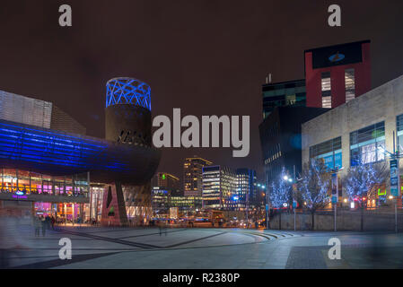 Salford Quays Media City bei Nacht. Das Lowry Theater und Kunst Galerie. Stockfoto