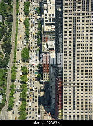 Blick von Wolkenkratzern in den Straßen von New York City. Ansicht von oben auf die Straße mit Autos auf der Straße Stockfoto