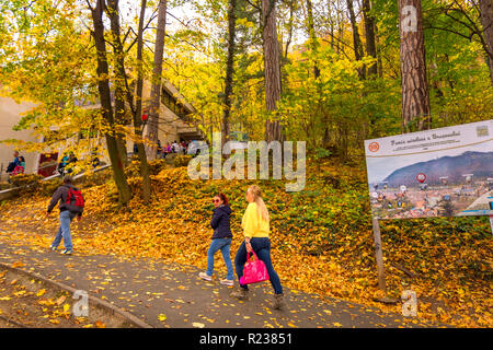 Brasov, Rumänien - 21. Oktober 2018: die Menschen zu Fuß bis zu den Tampa Seilbahn in Brasov. Die Seilbahn steigt an die Spitze der Tampa Mountain, von wo y Stockfoto