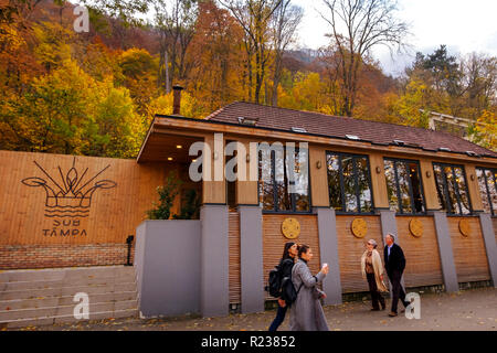 Brasov, Rumänien - 21. Oktober 2018: Personen, die sich an der Unterseite der Tampa Mountain in Brasov. Stockfoto