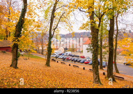 Brasov, Rumänien - 21. Oktober 2018: In der Altstadt von Brasov, aus der Gasse an der Unterseite von Tampa Mountain gesehen. Die Menschen gehen auf die Straße und Auto Stockfoto