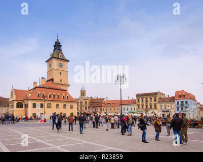 Brasov, Rumänien - 21. Oktober 2018: Die Altstadt von Brasov, mit Menschen gefüllt, an einem strahlenden Herbsttag. Das berühmte Rathaus Gebäude mit der c Stockfoto