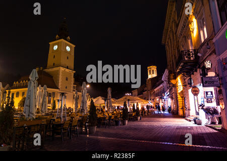 Brasov, Rumänien - 21. Oktober 2018: Das Rathaus Gebäude und Terrassen in der Altstadt von Brasov bei Nacht. Stockfoto