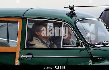 Die Coronation Street Roy Cropper, durch David Neilson und Debbie Rush wer spielt Anna Windass Dreharbeiten in einem Auto an der Promenade von Blackpool gespielt. Stockfoto