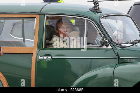 Die Coronation Street Roy Cropper, durch David Neilson und Debbie Rush wer spielt Anna Windass Dreharbeiten in einem Auto an der Promenade von Blackpool gespielt. Stockfoto