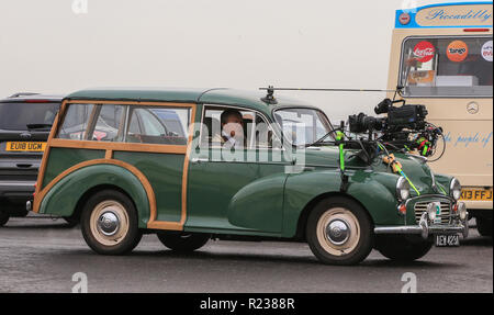 Die Coronation Street Roy Cropper, durch David Neilson und Debbie Rush wer spielt Anna Windass Dreharbeiten in einem Auto an der Promenade von Blackpool gespielt. Stockfoto