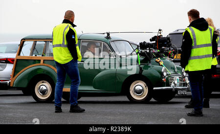 Die Coronation Street Roy Cropper, durch David Neilson und Debbie Rush wer spielt Anna Windass Dreharbeiten in einem Auto an der Promenade von Blackpool gespielt. Stockfoto