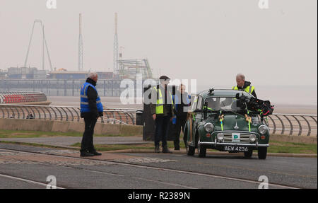 Die Coronation Street Roy Cropper, durch David Neilson und Debbie Rush wer spielt Anna Windass Dreharbeiten in einem Auto an der Promenade von Blackpool gespielt. Stockfoto