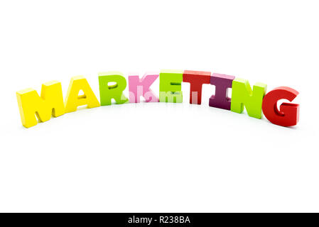 Wort MARKETING mit bunten Holz- Briefe geschrieben, über Weiß mit Kopie Raum isoliert. Business Konzept Stockfoto