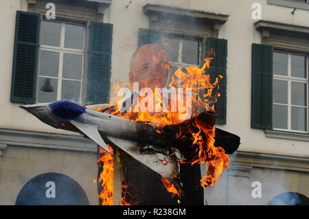 Schweiz: ein Dummy der Schweizer Bundesrat Ueli Maurer mit einem brennenden militärischen Jet fighter als Protest für das Schweizer Militär Luftfahrt Arma Stockfoto