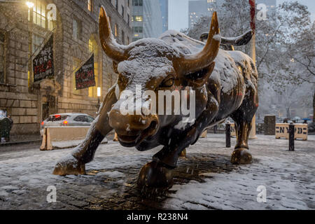 New York, Vereinigte Staaten. 15 Nov, 2018. Wall Street Bull Statue bedeckt im Schnee wie New York City war der erste Schnee der Saison am 15 November, 2018 Um 12.00 Uhr ein Mischmasch winterlichen Bedingungen. Emergency Management der Stadt Service empfohlen New Yorker bewusst, rutschigen Bedingungen zu sein, auch ein Travel Advisory für Donnerstag Besonders während der Abend pendeln. Credit: Erik McGregor/Pacific Press/Alamy leben Nachrichten Stockfoto