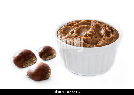 Chestnut Creme in der Schüssel auf weißem Hintergrund Stockfoto