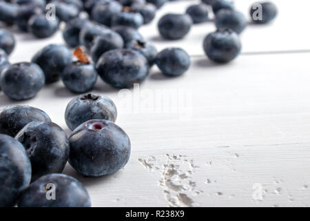 Frische Blaubeeren Hintergrund mit Kopie Raum, Makro Textur, aus der Nähe. Die Oberfläche ist mit einer dicken Schicht von Blaubeeren abgedeckt. Stockfoto