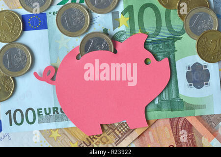 Sparschwein auf Euro-Banknoten und -Münzen - Geld sparen Konzept Stockfoto