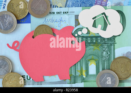 Sparschwein träumen über Haus auf Euro-Banknoten und -Münzen - Geld sparen für ein Haus Konzept Stockfoto